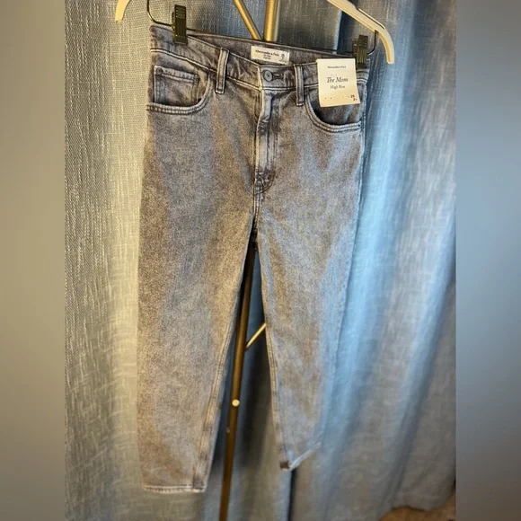 NWT Abercrombie And Fitch The Mom High Rise Jeans Acid Wash Womens size 26S/2S - Picture 3 of 12